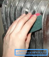 Curățați secțiunile cu un burete Curățați secțiunile cu un burete