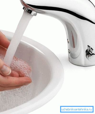 Se utilizează un singur mixer în absența apei calde.