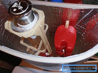 Lipirea bolului toaletei din interior astfel încât să nu existe condensare Lipirea bolului toaletei din interior astfel încât să nu existe condensare