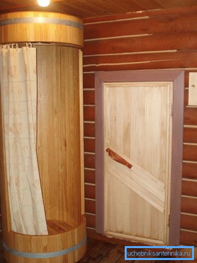 Decorul original al sălii de duș într-o casă din lemn. Firește, fără impregnarea impermeabilă la apă nu este suficientă Decorul original al sălii de duș într-o casă din lemn. Firește, fără impregnarea impermeabilă la apă nu este suficientă