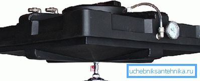 Designul plat original poate avea nu numai o formă și dimensiuni convenabile, ci și să fie echipat cu toate elementele necesare pentru utilizare, variind de la o cană de udare și terminând cu un senzor de temperatură