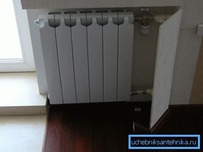 Soluția originală de proiectare pentru ascunderea țevilor și organizarea accesului la ele, după cum este necesar, care oferă o bună vedere a camerei și reduce în mod semnificativ pierderea de căldură