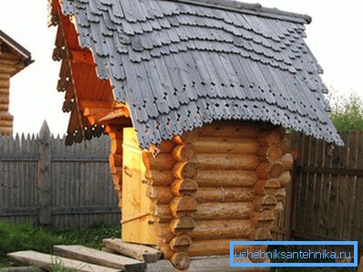 Toaletă originală cu acoperiș din lemn