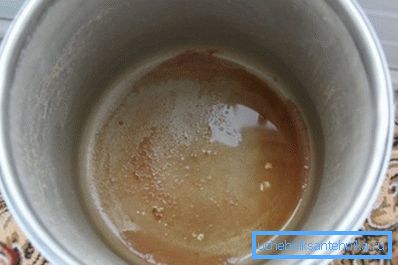 Sedimentul de pe fundul găleții este un semn de exces de fier Sedimentul de pe fundul găleții este un semn de exces de fier