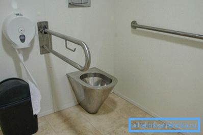 Diferența principală dintre băile pentru persoanele cu handicap este prezența balustradelor metalice pe pereți.