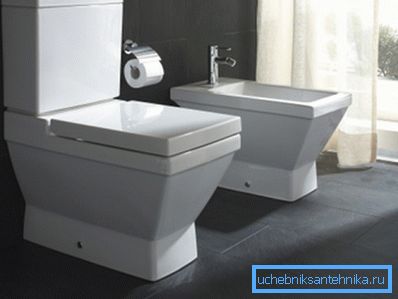 Un bidet în picioare ocupă o mulțime de spațiu în toaletă Un bidet în picioare ocupă o mulțime de spațiu în toaletă