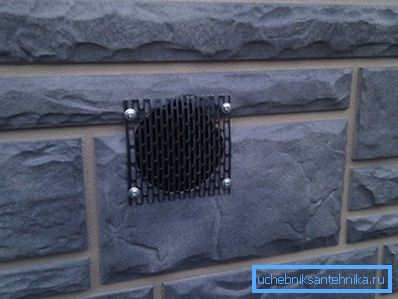 Gaura de ventilație a subsolului, închisă de rețea Gaura de ventilație a subsolului, închisă de rețea