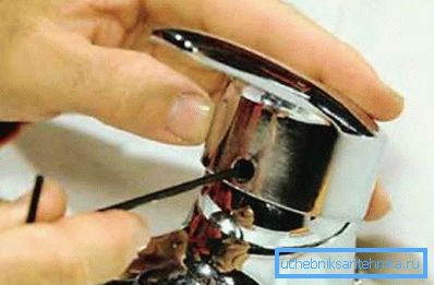 Deșurubați șurubul de fixare