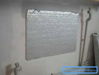 Reflectorul este lipit direct sub suporturile radiatorului.