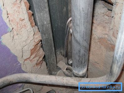 Rafturi galvanizate de alimentare cu apă în casa veche.