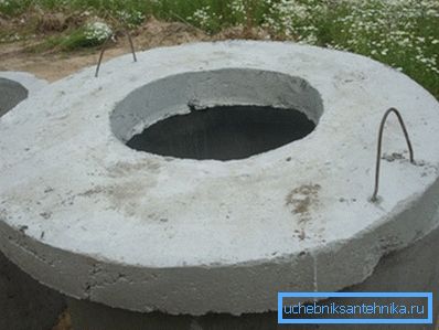Orificiul trapei de pe capac poate fi locat asimetric Orificiul trapei de pe capac poate fi locat asimetric