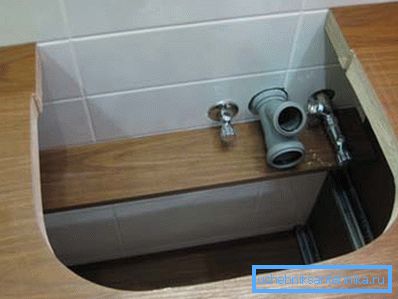 Gaura sub chiuvetă din dulapurile de masă cu intrări instalate de sisteme de comunicații