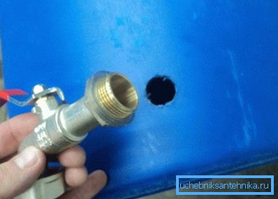 Hole pentru montarea macaralei