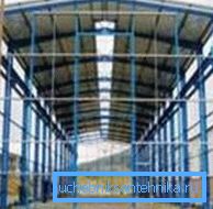 Pavilionul, realizat pe suporturi din acest material, permite economisirea considerabilă, atât la achiziționarea tuturor componentelor necesare, cât și la locul de muncă, deși calitatea și fiabilitatea acestuia sunt mult mai mari decât cele ale altor clădiri de acest tip.