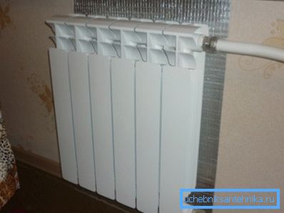 Înainte de a instala ecranul pe baterie, atașați ecranul care reflectă căldură la radiator