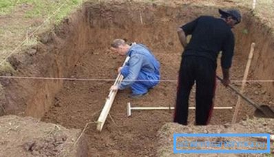 Înainte de a instala unitatea, sapa o groapă potrivită.