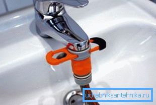 Adaptor pe robinet pentru chiuvetă. Adaptor pe robinet pentru chiuvetă.