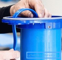 Cablul de alimentare este introdus într-o gaură specială din partea inferioară a carcasei.