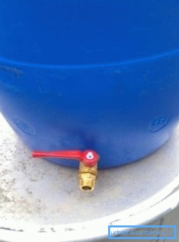 Un butoi de plastic cu macaraua la cabana vă va oferi posibilitatea de a avea întotdeauna o rezervă de lichid necesar Un butoi de plastic cu macaraua la cabana vă va oferi posibilitatea de a avea întotdeauna o rezervă de lichid necesar