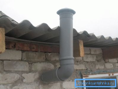 Deșeurile din plastic pot înlocui bine conductele de ventilație. În fotografie este folosit pentru a organiza ventkanal în ansamblu.