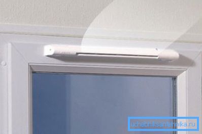 Fereastră din plastic cu ventil de admisie.