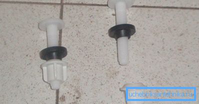 Șuruburi din plastic cu garnituri conice și piulițe de miel.