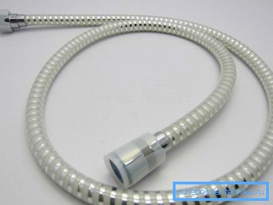 Furtunurile din plastic sunt mai durabile decât cele din metal cu miez de cauciuc, dar în apă rece pierd flexibilitate.
