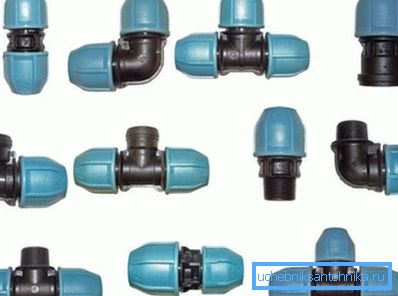 Articulații din plastic cu un principiu de acțiune similar cu piesele utilizate la instalarea materialelor din metal-plastic