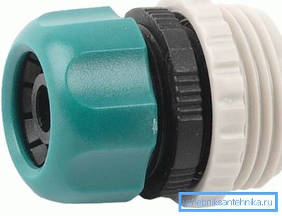 Fiting plastic pentru conectarea unui furtun moale.