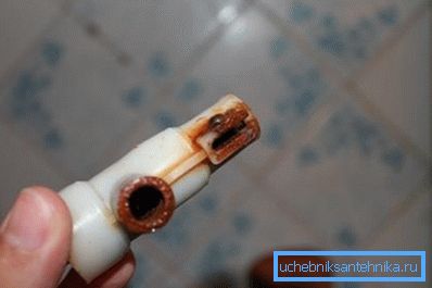 Componentele din plastic pot fi, de asemenea, puternic expuse la rugina daca sunt in contact direct cu metalul.