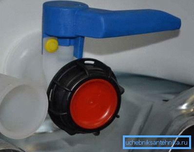 Furtun din plastic cu dop pentru rezervorul de apă din plastic Furtun din plastic cu dop pentru rezervorul de apă din plastic