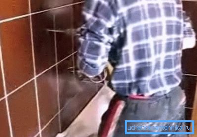 Plăcile sub ghidaje sunt forate cu un burghiu Plăcile sub ghidaje sunt forate cu un burghiu