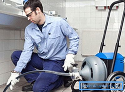Echipamentul pneumatic este capabil să facă față oricăror blocaje, în acest scop există un regulator de presiune care consolidează sau slăbește fluxul de apă (soluție)