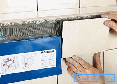 După finalizarea instalării, cadrul este acoperit cu plăci ceramice