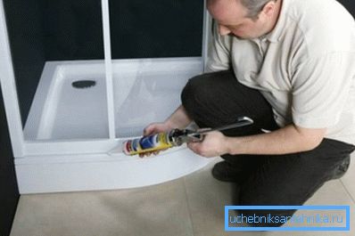La finalizarea lucrărilor de instalare, golurile tehnologice sunt sigilate cu silicon