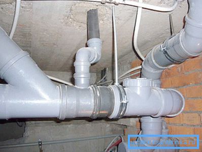 Dacă este posibil, se recomandă instalarea tuturor cablajelor de inginerie în subsolul unei clădiri rezidențiale.