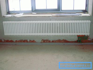 Sub fereastra largă, ar fi potrivit un radiator larg.