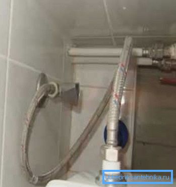 Alimentarea cu apă este organizată printr-un tub flexibil. Alimentarea cu apă este organizată printr-un tub flexibil.