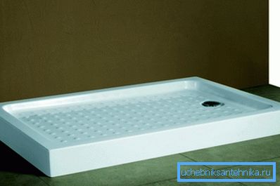 Paleta eliberează spațiu în baie.