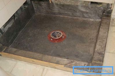 Baza pregătită cu impermeabilizare și drenaj: poate fi instalată o cabină de duș cu o tavă de duș adâncă de 90x90 cm. Baza pregătită cu impermeabilizare și drenaj: poate fi instalată o cabină de duș cu o tavă de duș adâncă de 90x90 cm.