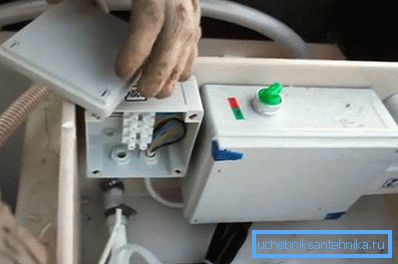 Conectarea cablului electric la rezervorul septic Topaz