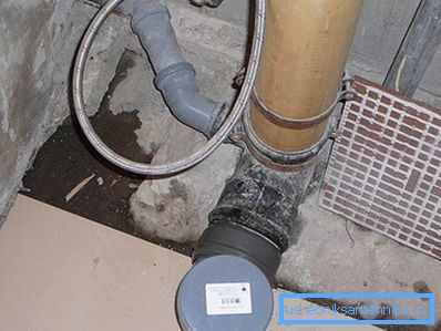 Conectarea la canalul de canalizare prin adaptor Conectarea la canalul de canalizare prin adaptor