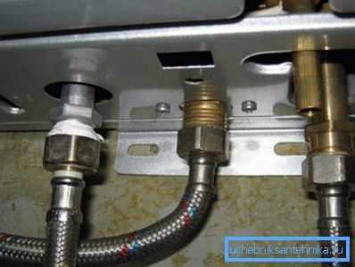 Conectarea la coloana de apă fierbinte și rece, precum și linia de gaz cu conexiuni flexibile.