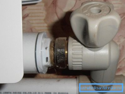 Conectarea unui robinet de plastic la radiator