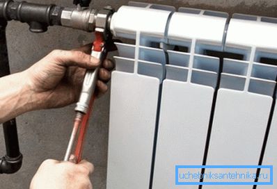 Conectați radiatorul la conducta de oțel