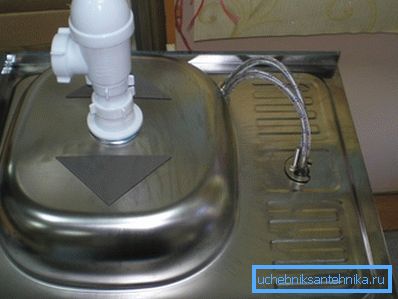 Este convenabil să conectați mixerul și sifonul când chiuveta nu este instalată încă