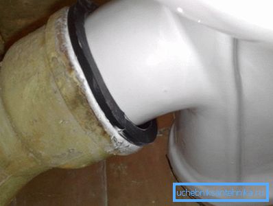 Conectarea toaletei la rețeaua de canalizare cu manșetă din cauciuc