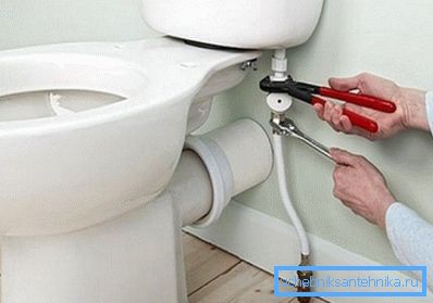 Conectarea toaletei la canalul de canalizare amplasat orizontal