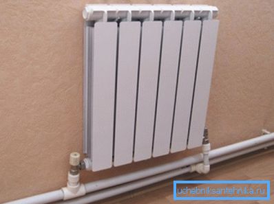 Radiatorul conectat la conducta de polipropilenă