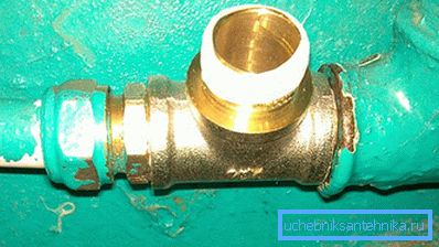 Conectarea țevii din metal-plastic la metal Conectarea țevii din metal-plastic la metal